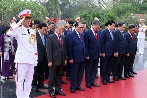 Lãnh đạo Đảng, Nhà nước, Bộ Công an vào Lăng viếng Chủ tịch Hồ Chí Minh