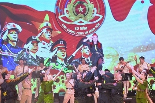 Chung khảo Hội diễn nghệ thuật quần chúng CAND năm 2025 tại Nhà hát Hồ Gươm