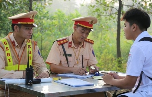 Công an huyện Đan Phượng thực hiện cao điểm xử lý học sinh vi phạm giao thông