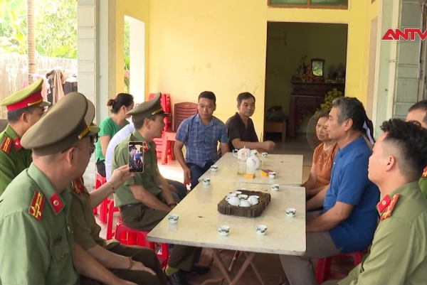 Trao tặng quà cho nhân dân vùng bão lũ tỉnh Bắc Ninh