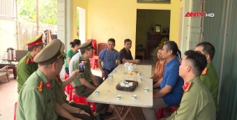 Trao tặng quà cho nhân dân vùng bão lũ tỉnh Bắc Ninh