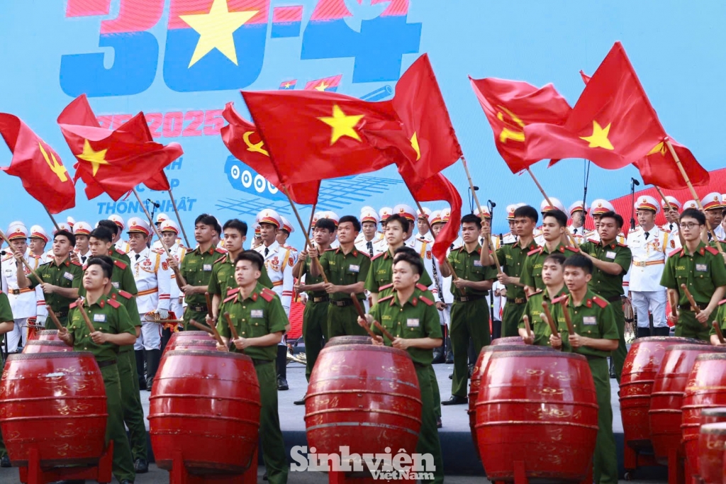 Sinh viên Học viện Cảnh sát nhân dân tưng bừng trong sắc màu trống hội trên phố