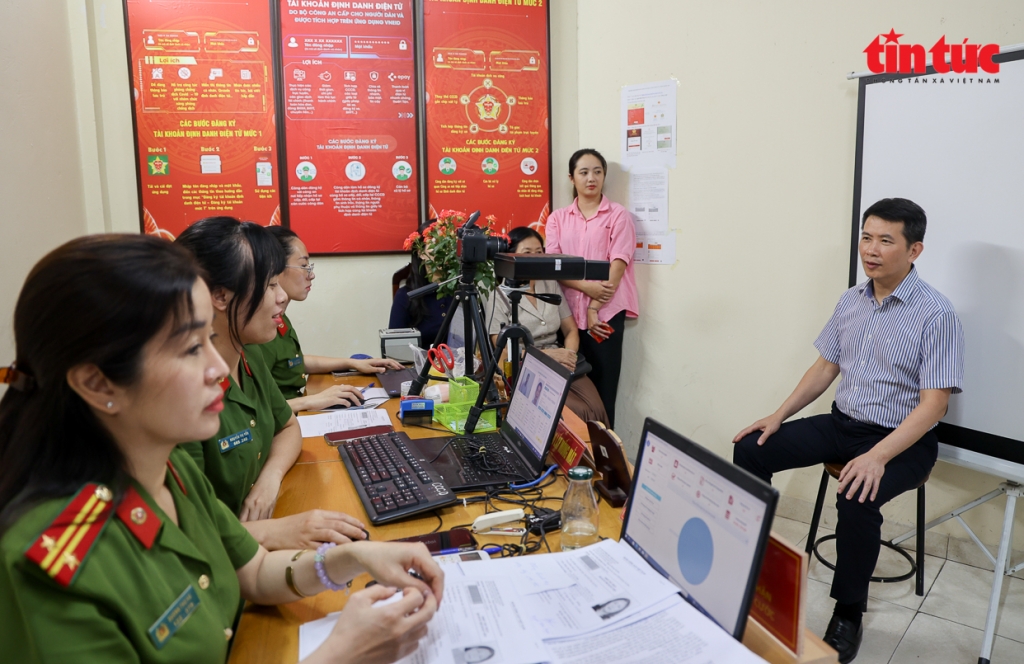 Hà Nội trong những ngày đầu đổi thẻ đảng viên theo chỉ đạo Trung ương