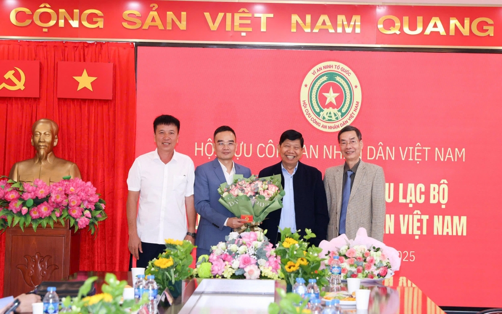 Câu lạc bộ Doanh nghiệp Cựu CAND Việt Nam trao thẻ cho hội viên mới